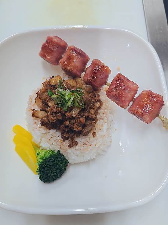 Minced Pork Rice With Taiwanese Sausage 台式香肠卤肉饭配卤蛋